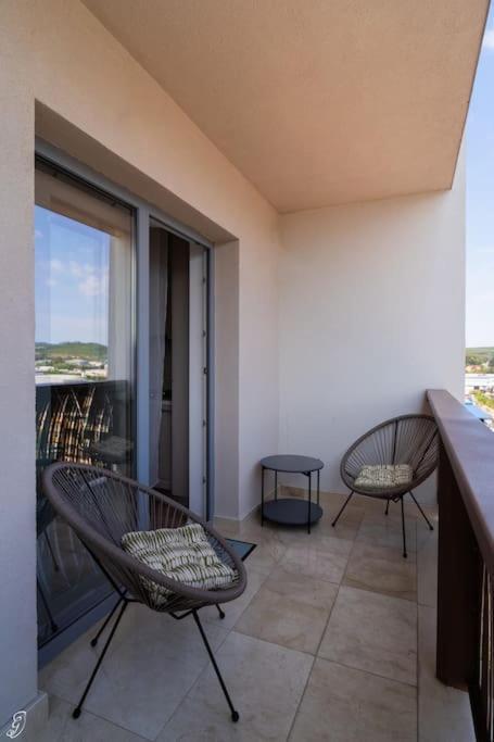 The 10th Floor Apartment *