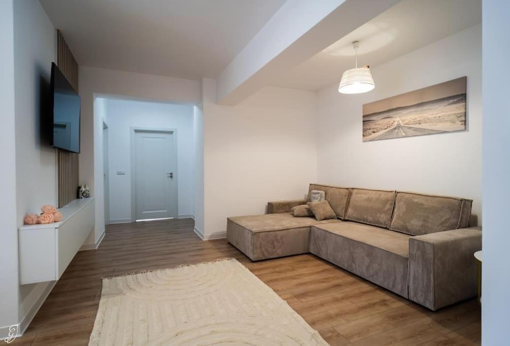 The 10th Floor Apartment
