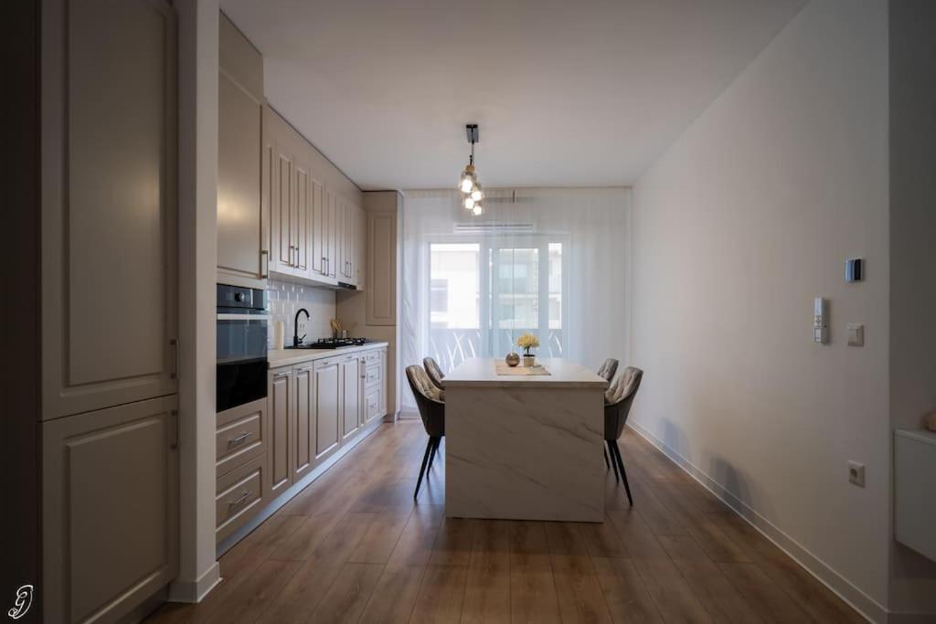 The 10th Floor Apartment